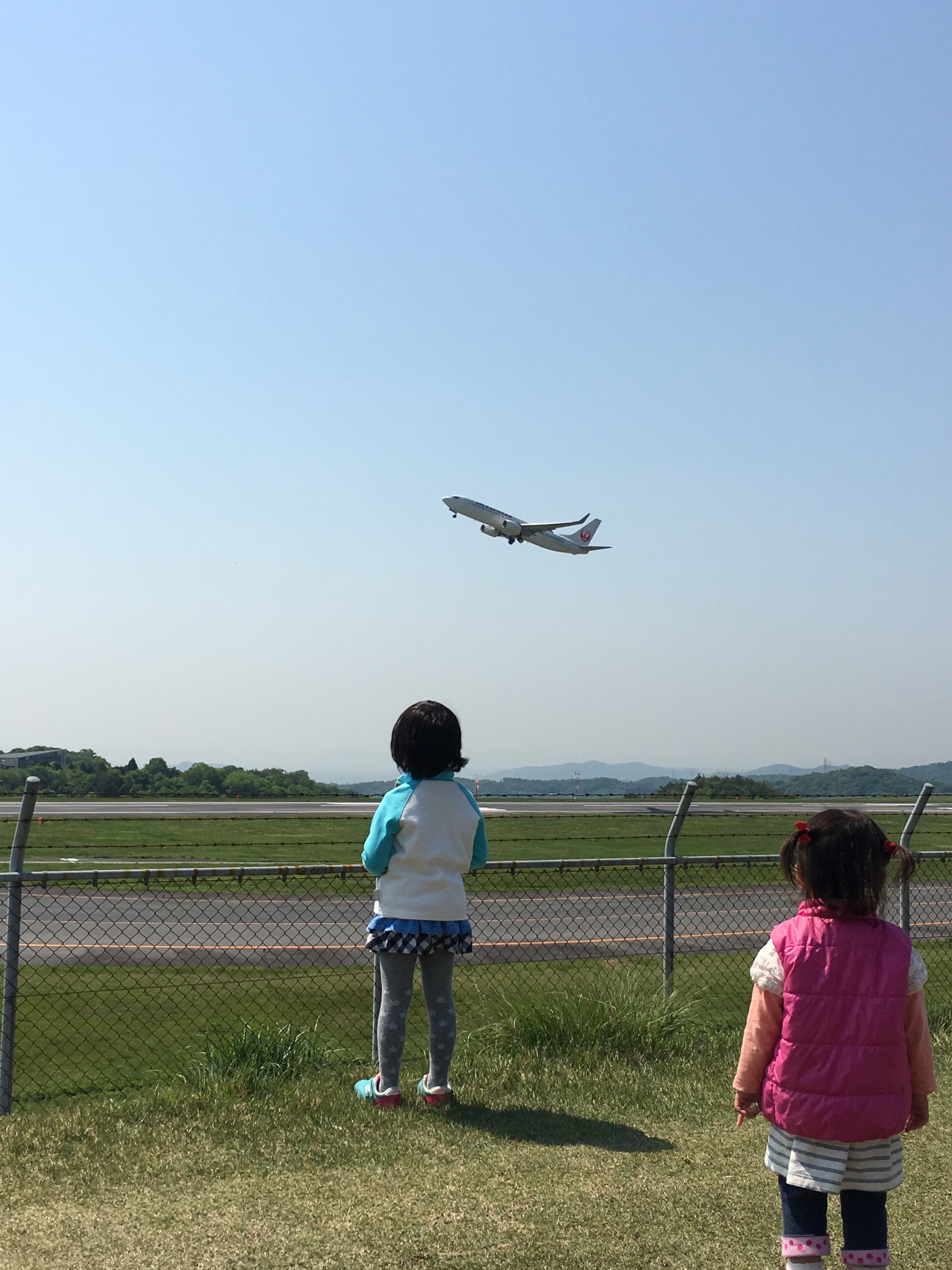 飛行機に見とれる二人