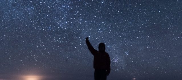 星空を見上げる人